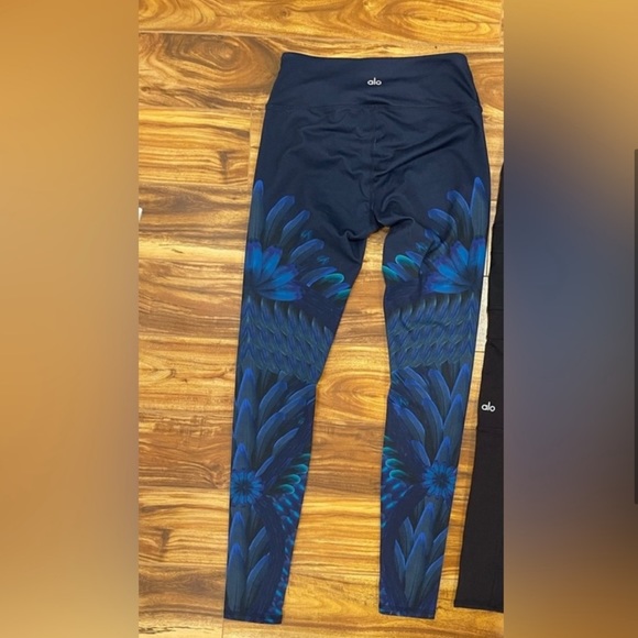 Alo Yoga Navy Blue Floral Leggings
Very good condition size XS - Picture 4 of 5